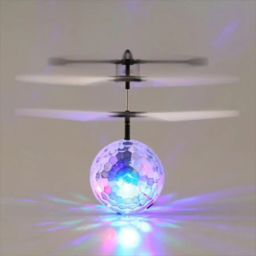 Кулька світиться літає від руки