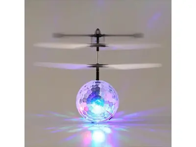 Кулька світиться літає від руки